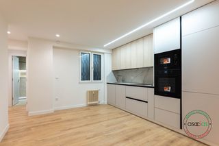 Flat in Calle adosinda 11. Venta de piso en el centro