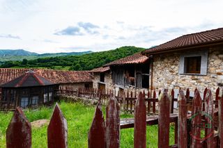 House  Sobrescobio - lugar villamorei 105. Cuadra de piedra para rehabilitar en villamorey, en pleno parque