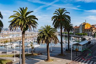 Etagenwohnung in Cl san melchor de quiros 16. Venta piso amplio en el muelle con espectaculares vistas al mar