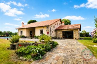 Casa a Careñes - barrio de silva 13. Chalet independiente con piscina, con casa de invitados y horreo