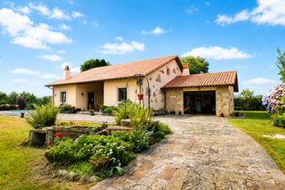 Casa a Careñes - barrio de silva 13. Chalet independiente con piscina, con casa de invitados y horreo