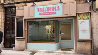 Lloguer Local Comercial  Gijón - cl casimiro velasco. Este local en el corazón de gijón ofrece una ubicación estratégi