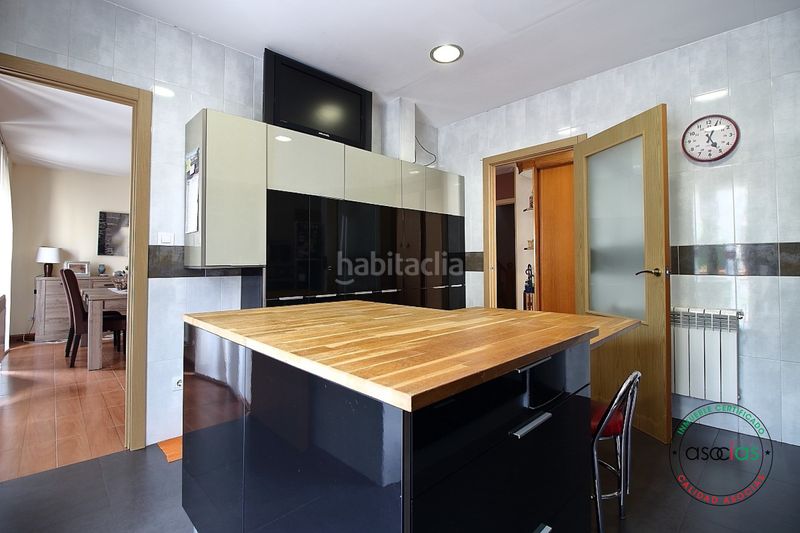 Foto c489a315-217f-4f93-b61a-01ccb4b51f1f. Casa adosada en Mieres - av sama de 47 oportunidad hogar familiar, robusto y lleno de luz natural. localidad .ambiente entorno apacible, sereno y rodeado en Mieres