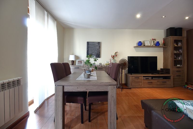 Foto d8bc2a85-d121-4603-a605-9f3cb4fba483. Casa adosada en Mieres - av sama de 47 oportunidad hogar familiar, robusto y lleno de luz natural. localidad .ambiente entorno apacible, sereno y rodeado en Mieres