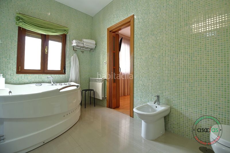 Foto fd2085c7-8ad4-4768-aa12-0f4acd012a2c. Casa adosada en Mieres - av sama de 47 oportunidad hogar familiar, robusto y lleno de luz natural. localidad .ambiente entorno apacible, sereno y rodeado en Mieres