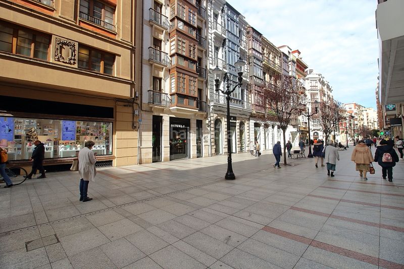 Foto e304ec33-7c08-4e44-b31c-6e9f84098fee. Alquiler piso estudio alquiler Centro de la ciudad con vistas c corrida en Gijón
