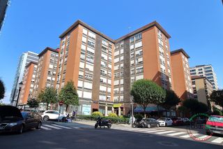 Flat  Gijón - cl doctor aquilino hurle. 4 dormitorios  exterior en la arena  y a un paso de la playa