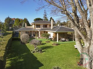 Maison à Somió - av profesor perez pimentel 714. Venta de chalet espectacular en somió