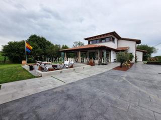 Casa en Barrio palmián 74. Impresionante chalet de nueva construcción en el pueblo de luces