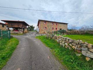 Casa en N/a. Se vende construccin tpica de piedra con jardn, formada por d