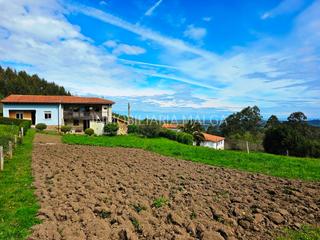 Casa en Aldea el monte 5. Se vende conjunto formado por una vivienda, una casa para reform