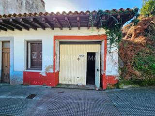 Local commercial à Barrio san pedro 107. Se vende local de unos 38m2 en el pueblo de lastres.