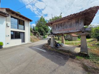 Casa  Barrio coceña baxu 81. Conjunto rural en coceña (colunga), formado por una casa totalme