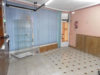 Lloguer Local Comercial a Centro. Local de 55  60  9 m2 de altillo. dos aseos, amplio escaparate.