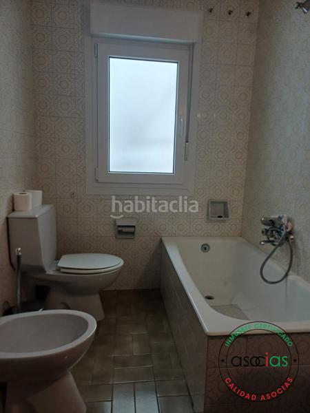 Foto d67a0e76-f963-44b4-aa54-7cec1a8e3cd7. Alquiler piso en cl cabrales 67 se presenta una magnífica oportunidad para alquilar un espacioso piso en el corazón de septiembre a junio. este inmueble, en Gijón