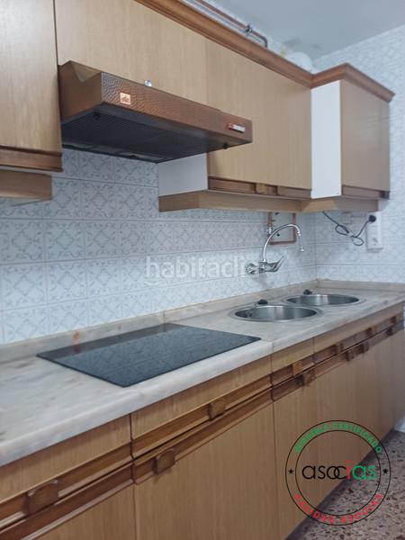 Foto f904b93b-a8ff-4e2d-83d1-dd571323ef42. Alquiler piso en cl cabrales 67 se presenta una magnífica oportunidad para alquilar un espacioso piso en el corazón de septiembre a junio. este inmueble, en Gijón