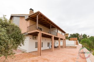 Casa a Méntrida. Chalet independiente con vistas 360º, piscina y gran potencial p