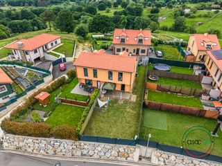 Casa aparellada a Camino de la piñera 40. Chalet en urbanizacion las azaleas pola de siero