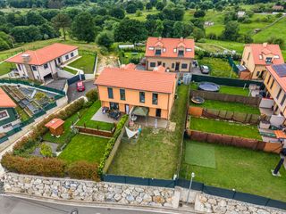 Casa aparellada a Camino de la piñera 40. Chalet en urbanizacion las azaleas pola de siero
