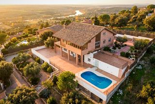 Maison à Méntrida. Chalet independiente con vistas 360º, piscina y gran potencial p