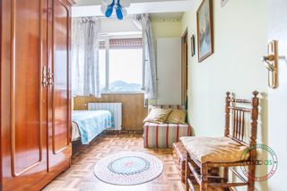 Flat in Nava - cl vega 14. Piso de tres dormitorios con ascensor y balcón en nava