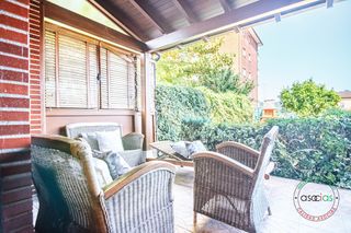 Casa adossada a Cl alfoz de salceo 7. Chalet adosado en venta, grado