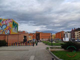 Aparcament cotxe a Oviedo - fernando vela. Plaza de garaje grande