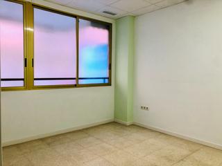 Location Local commercial à Carrús Oeste. Entresuelo comercial con 6 despachos reformado