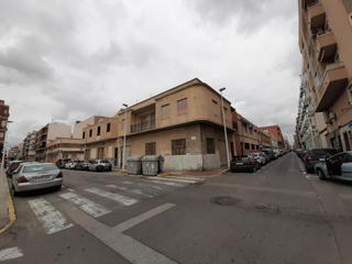 Casa a Sector V. Edificio esquina de dos planta para reformar o solar para constr
