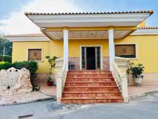 Xalet en Jubalcoi. Chalet de lujo  a un paso de elche con casa anexa y nave.