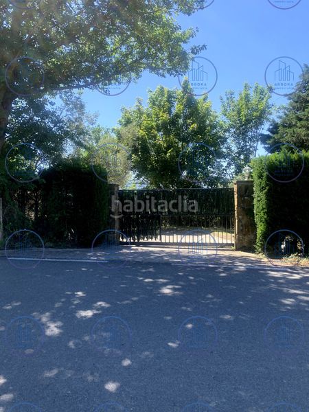 Foto c533042c-1195-4d2b-ad29-1c47fa39c022. Masia amb xemeneia calefacció aparcament a Orio