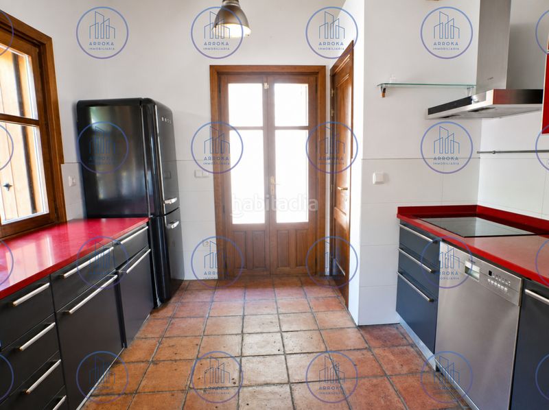 Foto ce29b2a3-6a06-43b1-80da-662f597c5606. Masia amb xemeneia calefacció aparcament a Orio