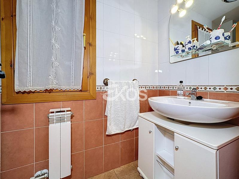 Foto 56b07f63-3326-43e5-b325-472821184ea3. Casa adossada amb calefacció aparcament a Tirgo