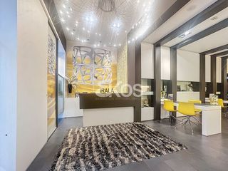 Business premise in Arrasate o Mondragón. Local comercial a la calle en venta en centro, 1 despacho.