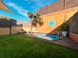 Casa adossada a Piverd-Vila-Seca-Bruguerol. Casa adosada esquinera en venta con orientacin sur y piscina en