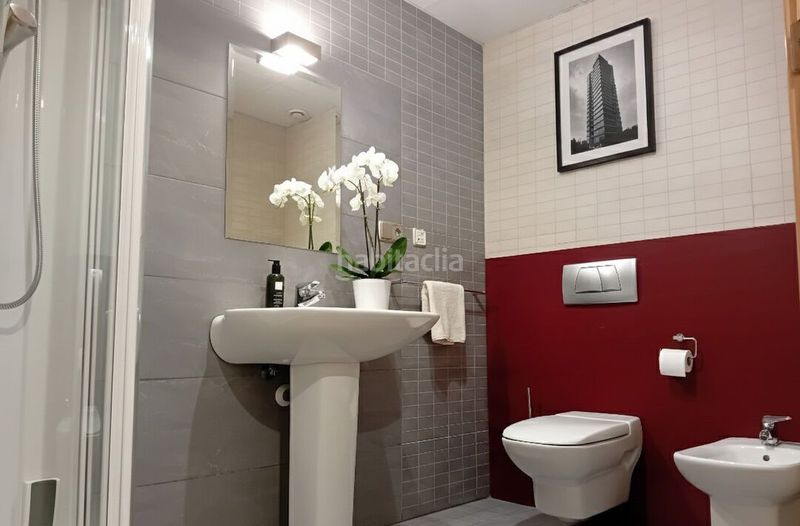 Foto d9111b34-68c5-4bcf-8f39-da193ef7ece4. Apartament amb calefacció aparcament piscina a Los Lirios Logroño