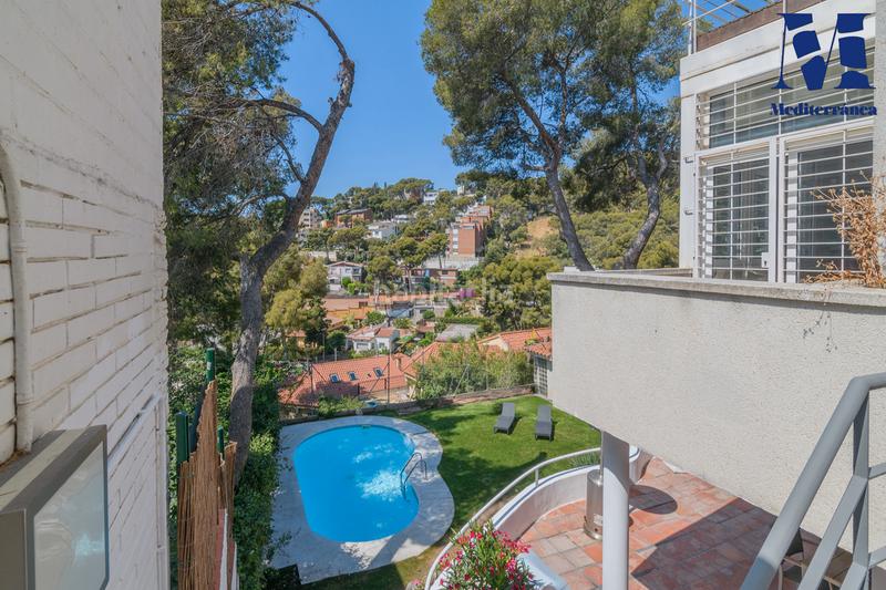 Foto c346c04b-6efd-488f-a15b-e152c1845233. Casa amb xemeneia calefacció aparcament piscina a Castelldefels