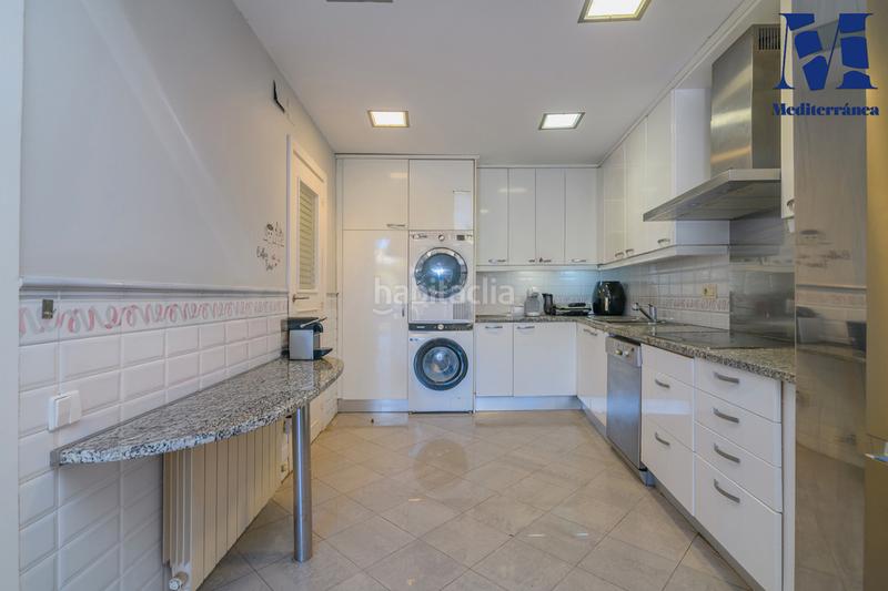 Foto d0cce22a-80c9-40ec-adb4-d305e9349aba. Casa amb xemeneia calefacció aparcament piscina a Castelldefels