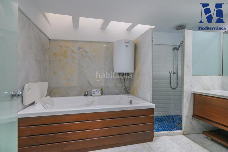 Foto d11b4f58-d900-4d7d-9df2-05a2c9d940db. Casa amb xemeneia calefacció aparcament piscina a Castelldefels