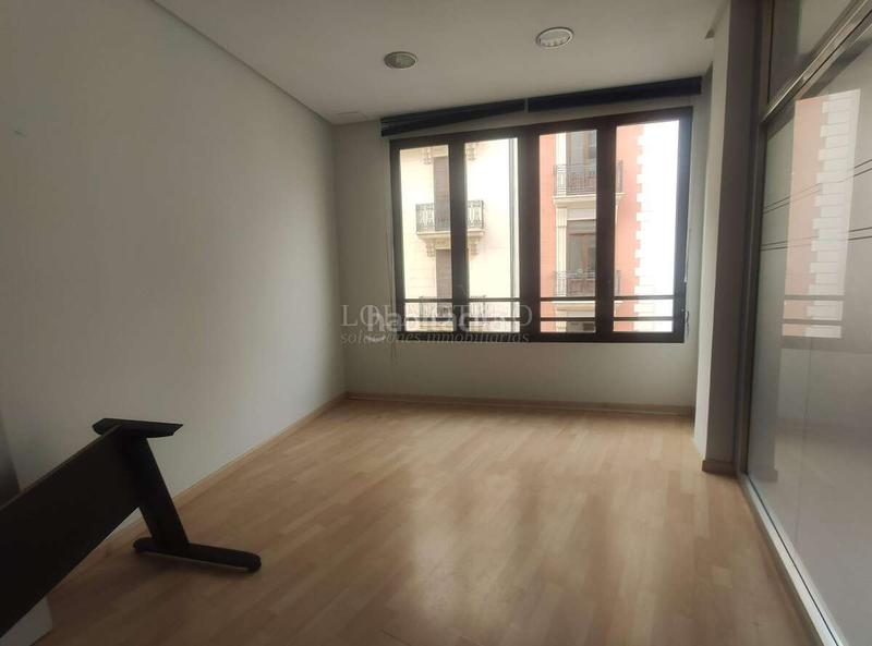 Foto 8d5c8ece-dbec-4dc5-a4f8-bec75cf66d2a. Location bureau dans Sant Francesc Valencia