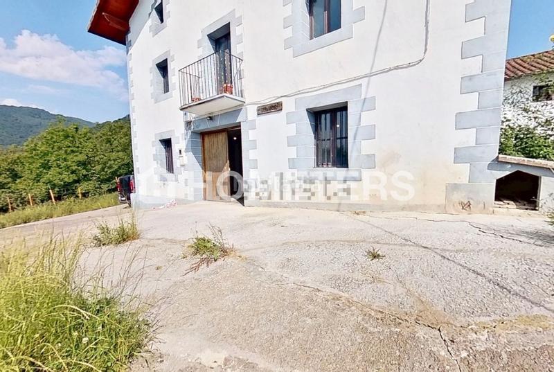 Foto bec5a4f0-a820-4e4a-bab9-67355ad4d7fb. Casa amplia vivienda de 730 m2 , con 2.000 metros de superficie exterior y 7 hectáreas de zona boscosa en Hernialde