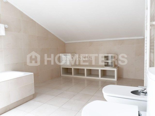 Foto 60b63614-f245-49c5-baf5-58e89d8c4a1f. Dúplex en calle antilla 3 ático dúplex en primera línea de playa en Orio