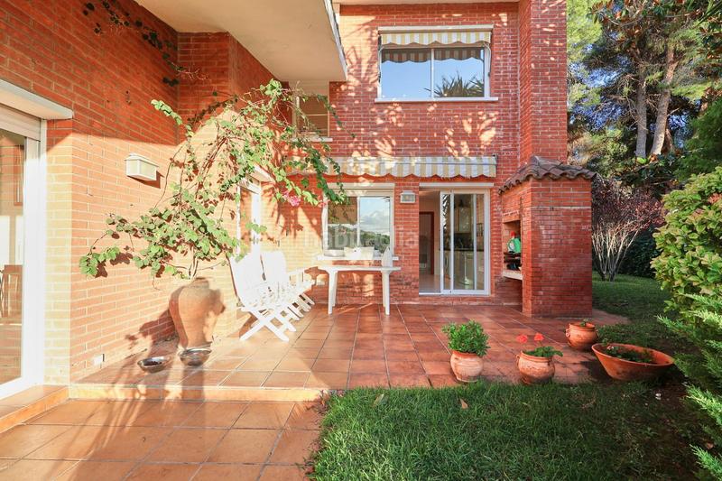 Foto 347c6245-046c-498d-8368-fecfdb837576. Casa exclusiva casa individual esquinera en cunit !! en Segur de Calafell