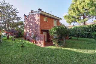 Maison à Segur de Calafell Nucli Urbà. Exclusiva casa individual esquinera en cunit !!