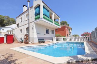 Haus in Cunit Residencial. Casa individual con piscina en cal cego, cunit