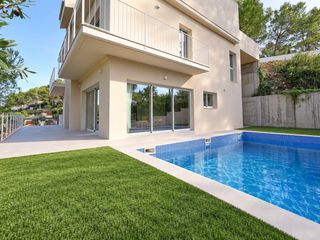 Xalet a Olivella. Exclusiva casa de 443 m2 en olivella, con piscina, ascensor y má