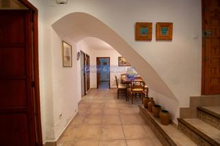 Masia a Soneja. Vivienda de pueblo renovada en soneja