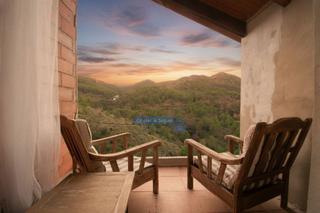 Chalet à Serra. Sorprendente casa en medio de la sierra calderona.