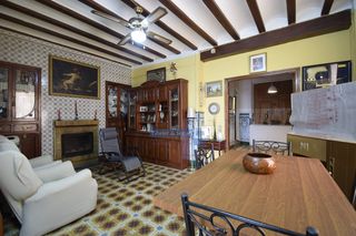 Country house in Algímia de Alfara. Casa de pueblo esquinera con tres fachadas, patio, garaje y gran