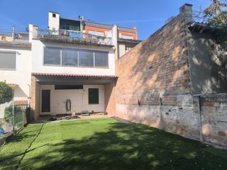 Haus in Sallent. Casa con tres viviendas en venta